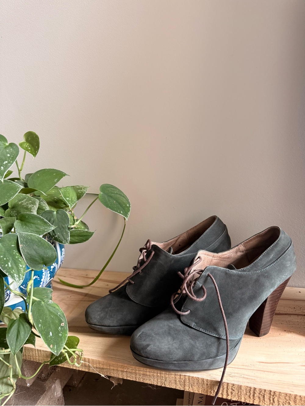 Women's Gray Suede Lace-Up Heeled Oxfords - Elegant Work-to-Weekend
